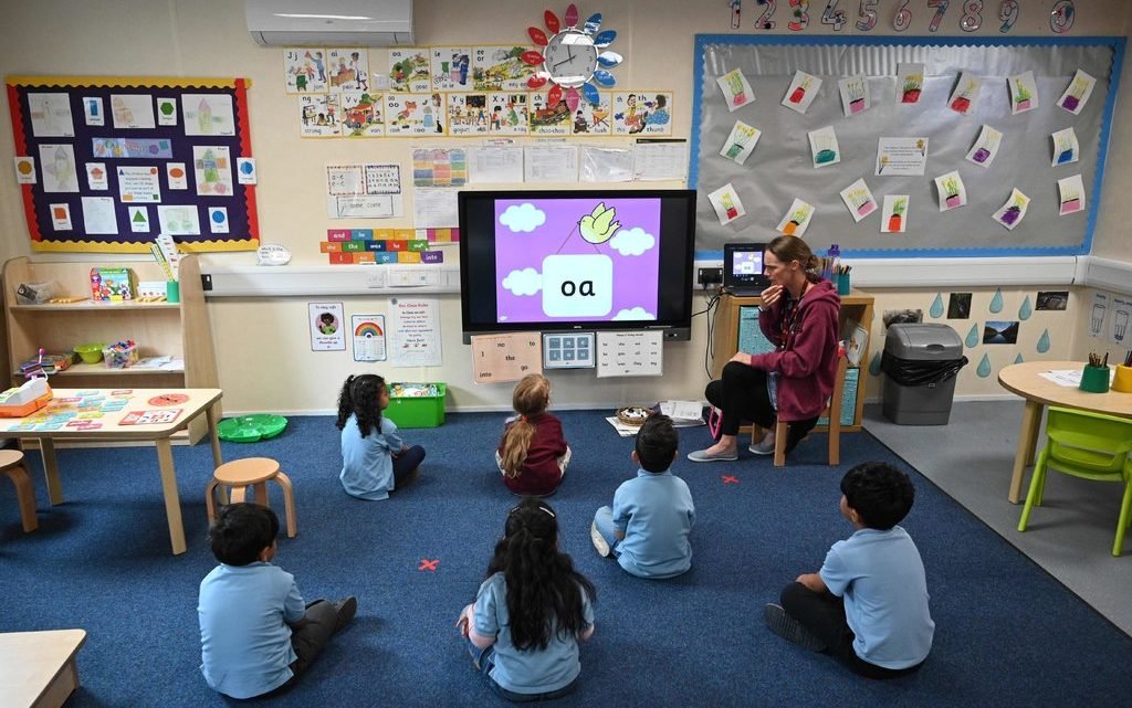 Escolas começam a reabrir